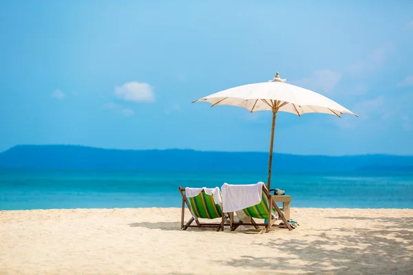 Paraguas en una playa tropical — Foto de Stock