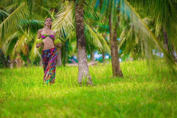 Девушка с зелеными кокосами — стоковое фото