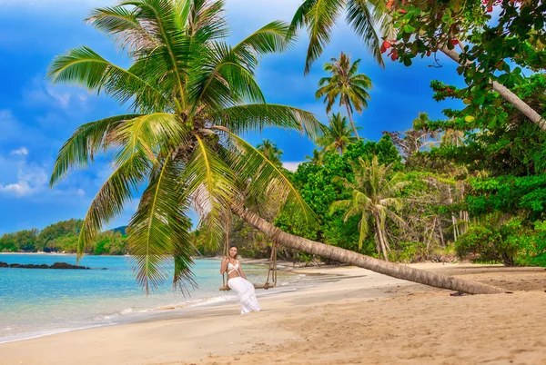 Schöne Mädchen an einem tropischen Strand — Stockfoto