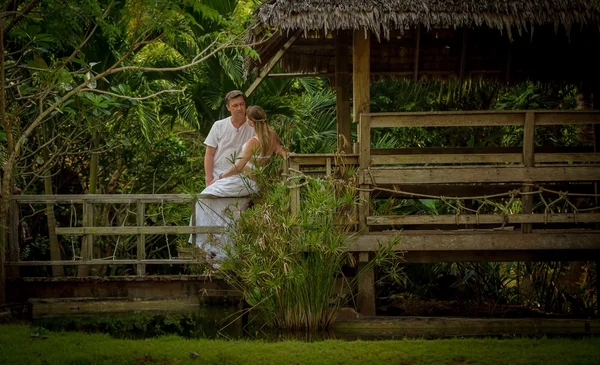 Romantisch paar in een bungalow — Stockfoto