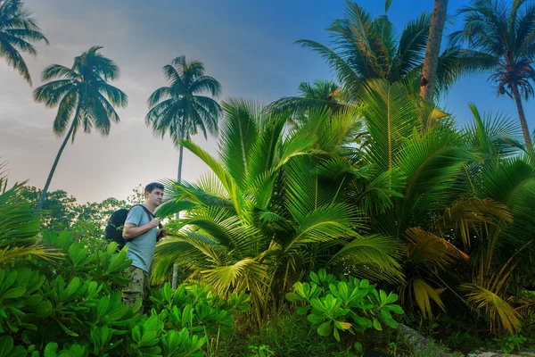 Mochileros en la selva —  Fotos de Stock