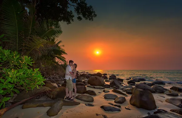 Romantic couple in tropical beach at sunset — Stock Photo, Image