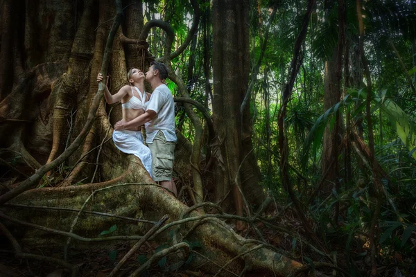 Paar in de liefde in de jungle — Stockfoto