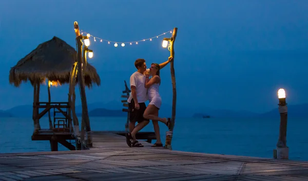 Pareja enamorada en la noche romántico muelle — Foto de Stock