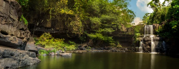 Gyönyörű panoráma a vízesés mély erdő, Thaiföld — Stock Fotó