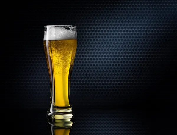 Glas Bier auf dunklem Hintergrund — Stockfoto