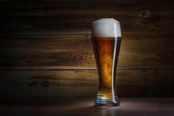 Bierglas auf Holzgrund — Stockfoto