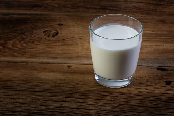 Vetro di latte su fondo di legno — Foto Stock