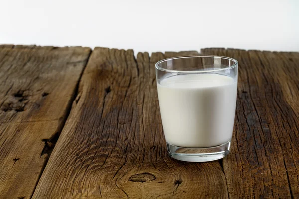 Vetro di latte su fondo di legno — Foto Stock