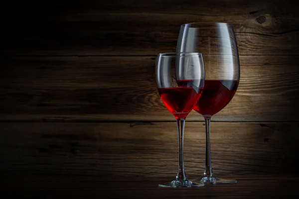 Glazen wijn op een houten achtergrond — Stockfoto