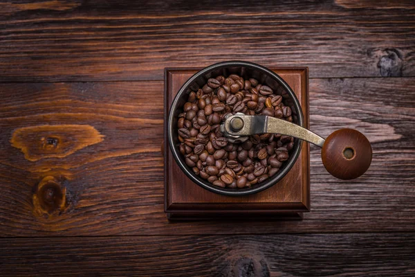 Molino de café sobre un fondo de madera — Foto de Stock