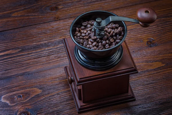 Кофе мельница на деревянном фоне — стоковое фото