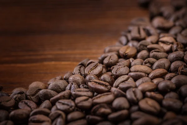 Kaffeebohnen auf Holzgrund — Stockfoto