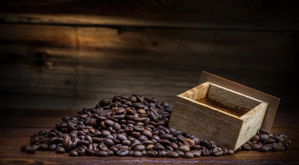 Кофейные зерна и молотый на деревянном фоне — стоковое фото