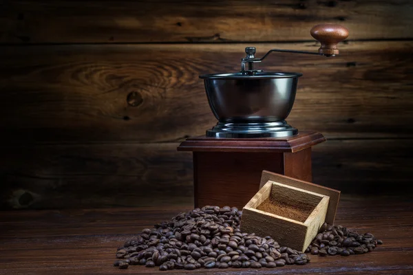 Kaffeemühle auf einem hölzernen Hintergrund — Stockfoto