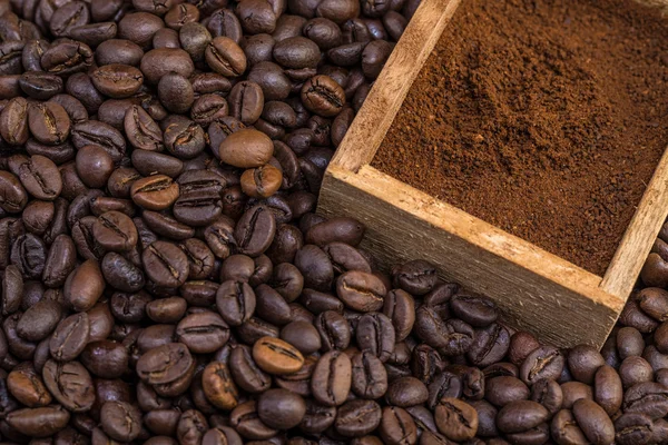 Kaffeebohnen und gemahlen — Stockfoto