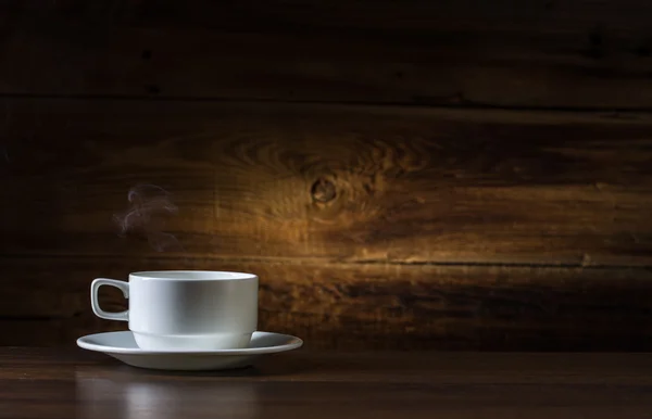 Kopp kaffe på en trä bakgrund — Stockfoto