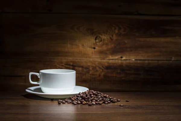 Tasse Kaffee auf einem hölzernen Hintergrund — Stockfoto