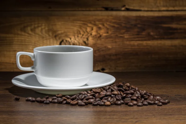 Tasse Kaffee auf einem hölzernen Hintergrund — Stockfoto