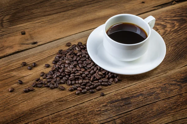 Tasse Kaffee auf einem hölzernen Hintergrund — Stockfoto