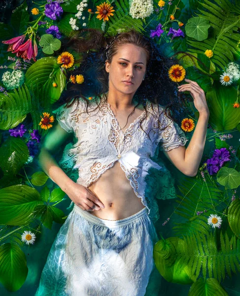 Retrato Una Chica Agua Con Flores Hojas Verdes — Foto de Stock