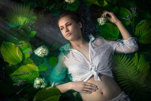 Retrato Una Niña Agua Con Flores Hojas — Foto de Stock