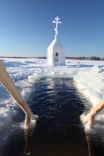 Плавание в ледяной яме
