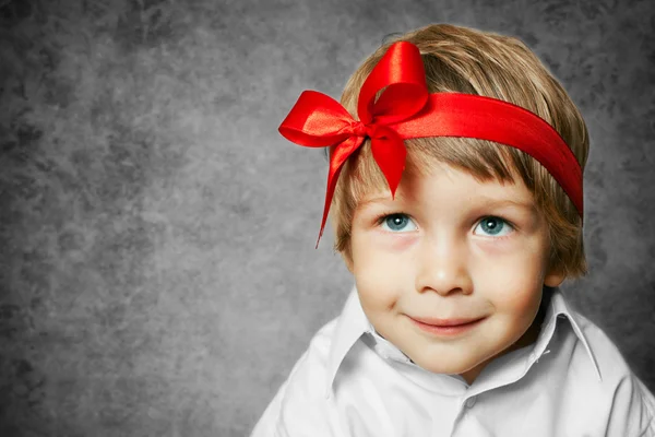 Pequeno bebê com caixa de presente de prata — Fotografia de Stock