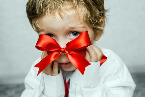 Piccolo bambino con scatola regalo in argento — Foto Stock