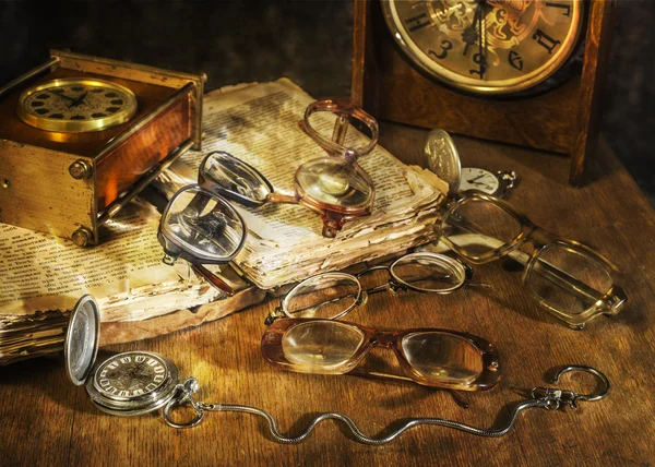 Muchas gafas y reloj — Foto de Stock