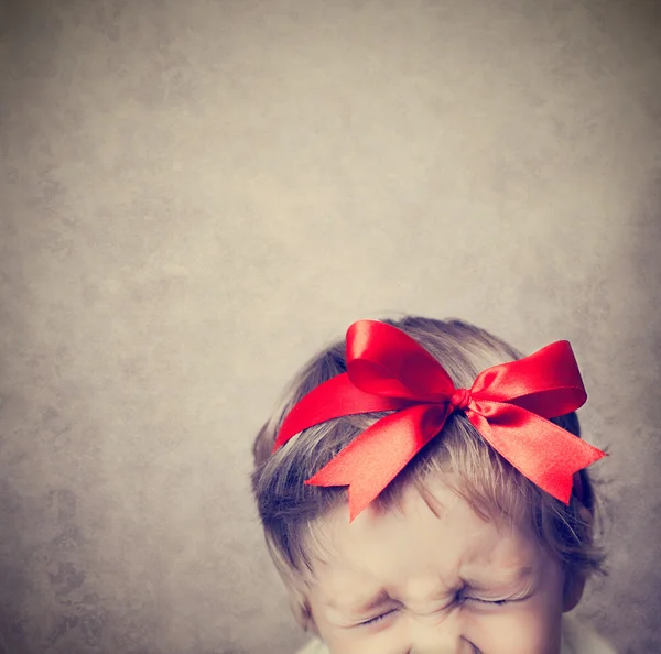 Petit bébé avec boîte cadeau en argent — Photo