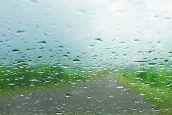 Waterdruppels op een auto-venster — Stockfoto