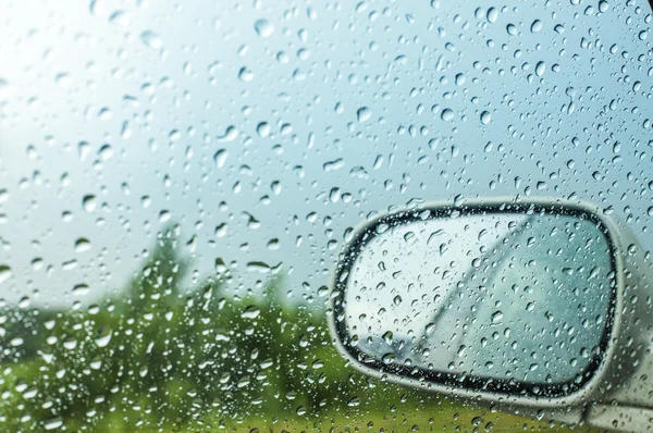Waterdruppels op een auto-venster — Stockfoto