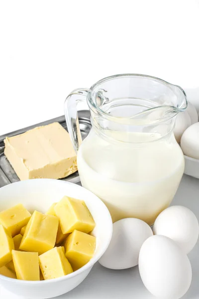 Frische Milchprodukte auf weißem Hintergrund — Stockfoto