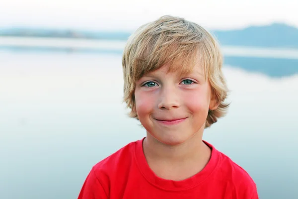 Portret van lachende jongen — Stockfoto