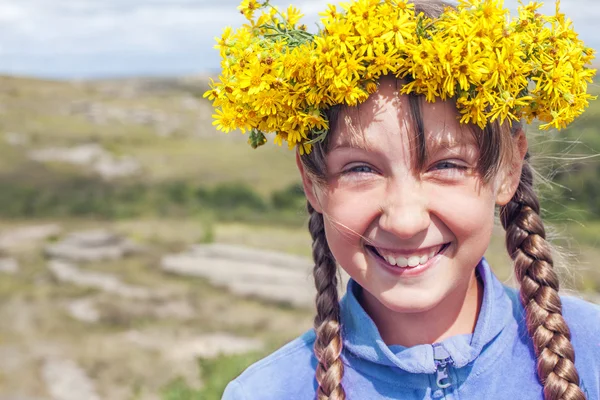 Dívka s věncem — Stock fotografie