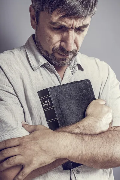 Hombre sosteniendo una Biblia —  Fotos de Stock