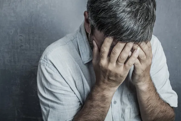 Mann verdeckte sein Gesicht — Stockfoto