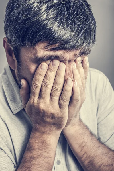 Man täckte sitt ansikte — Stockfoto