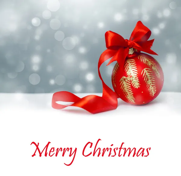 Kırmızı yay ve kurdele ile Noel top