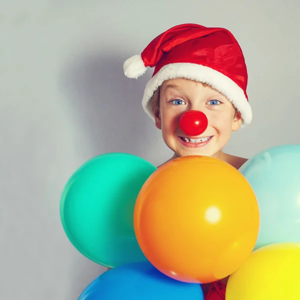 Мальчик в шляпе Санта-Клауса — стоковое фото