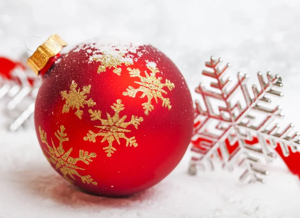 Різдвяний м'яч з червоним бантом і стрічкою — стокове фото