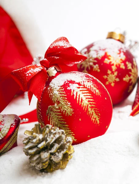 Weihnachtskugel mit roter Schleife und Schleife — Stockfoto