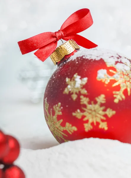 Bola de Natal com arco vermelho e fita — Fotografia de Stock
