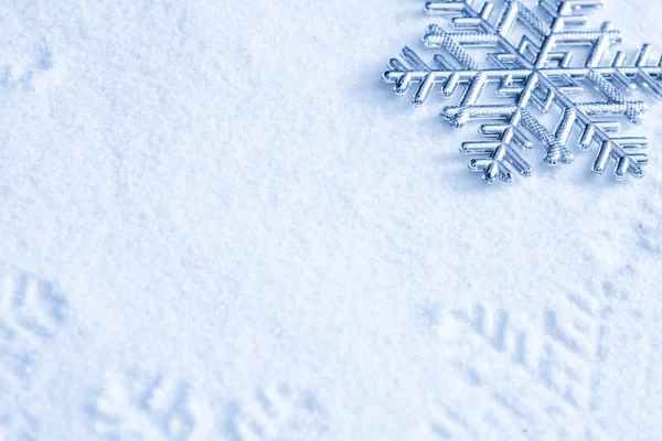 Schneeflocke auf dem Schnee. — Stockfoto