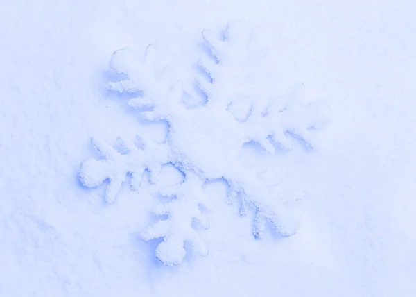 雪花在雪地上. — 图库照片