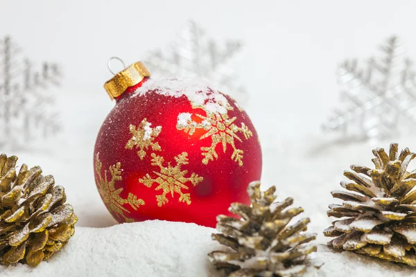 Kerstmis bal met rode boog en lint — Stockfoto
