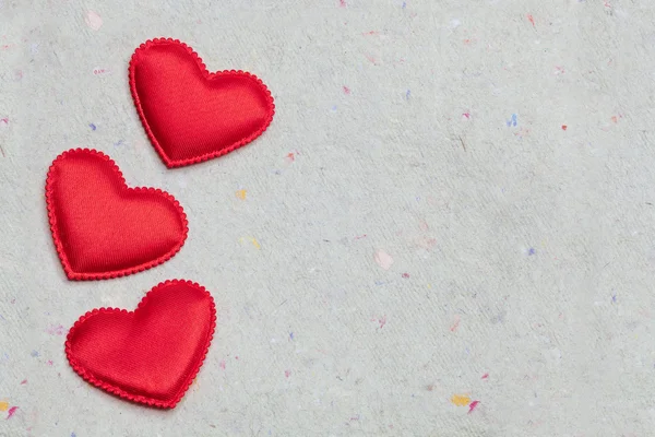 Corazones rojos sobre fondo de papel vintage —  Fotos de Stock