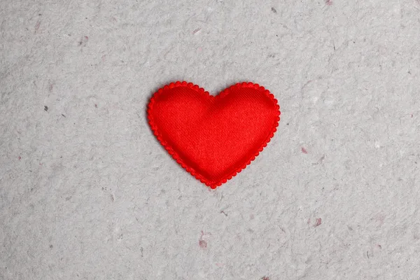 Kağıt antika arka plan üzerinde kırmızı kalp — Stok fotoğraf