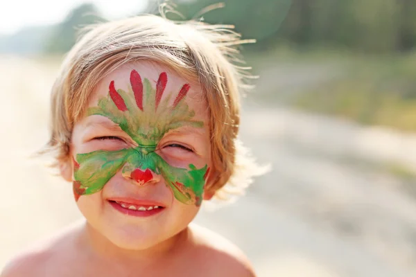 Yüzünde bir maske ile erkek çocuk — Stok fotoğraf